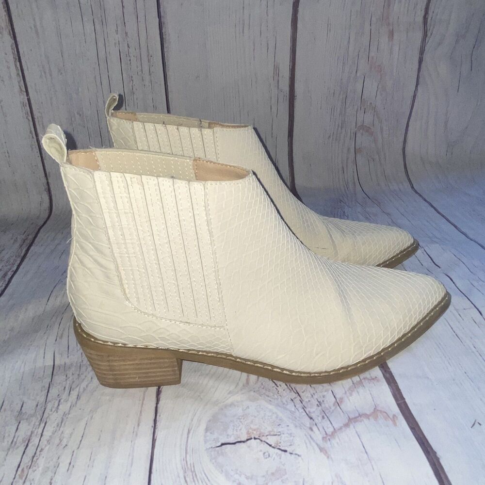 Oasis Society Womens Booties Ivory 8.5 Embossed Snakeskin Heels Pointy Toe